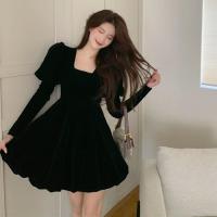 秋冬装赫本风收腰显瘦丝绒连衣裙韩版新款复古方领泡泡袖小黑裙女