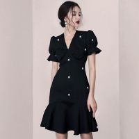 赫本风气质高腰轻奢法式鱼尾裙2021夏装新款女v领黑色短袖连衣裙