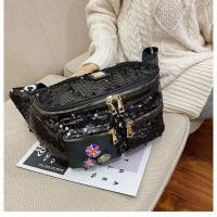 斜挎胸包女韩版新款渐变色亮片百搭手机包徽章拼色时尚单肩大腰包 黑色