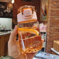 学生带刻度塑料杯男女耐高温创意便携水杯女可爱清新弹盖直饮杯子 透明粉小号400ml 单杯