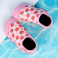 儿童沙滩鞋防滑软底潜水浮潜游泳鞋宝宝婴儿水上乐园鞋赶海涉水鞋 粉红色 草莓魔术贴 23-24码内长13cm