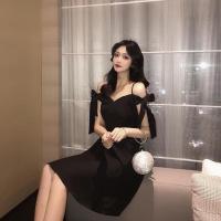 复古赫本风新款优雅一字领连衣裙蝴蝶结系带收腰小黑裙 黑色[普通版] XS[建议50斤以下]