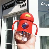 儿童水壶夏季宝宝喝水学饮杯防呛婴幼儿奶瓶带手柄可爱水杯吸管杯 红色恐龙350ml+背带+清洗工具