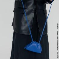 蓝色收藏先发 克莱因蓝MINI包包小众斜挎包三角迷你小包装饰挂包小香挂包耳机包