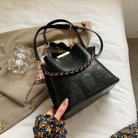 包包女2021新款潮高级感时尚水桶包大容量斜跨百搭ins压花单肩包 关注优先发货-黑色