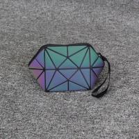 化妆包2021新款手拿包手挽包补妆包化妆品收纳包菱格变色潮手机包 P-夜光半圆手包