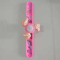 粉色 儿童卡通驱蚊手环拍拍圈小猪发光手表社会人陀螺旋转闪光手环