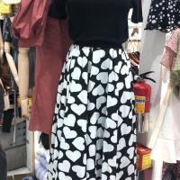 雪纺半身裙秋季2021新款松紧高腰女人味中长款宽松垂感爱心A字裙 黑色底白色爱心 M 80-105斤