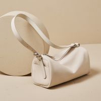 2021新款蜡感植鞣羊皮纹 波士顿包枕头包 2021新款单肩斜挎枕头包 奶米色