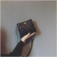 上新水桶包包2020新款简约百搭小清新斜挎包小CK菱格链条手机包女 黑色/升级拉链款