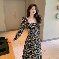 美动态大码女装碎花连衣裙2022春季胖mm法式复古赫本风方领长裙