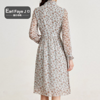 额尔菲斯气质优雅飘带领立领长袖碎花中长连衣裙