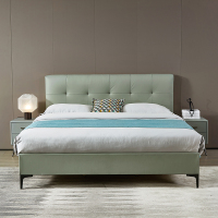 床头采用十字拉点的设计将整个床头分隔为横向两段,竖向六块,有着好 事成双、六六大顺的好寓意。