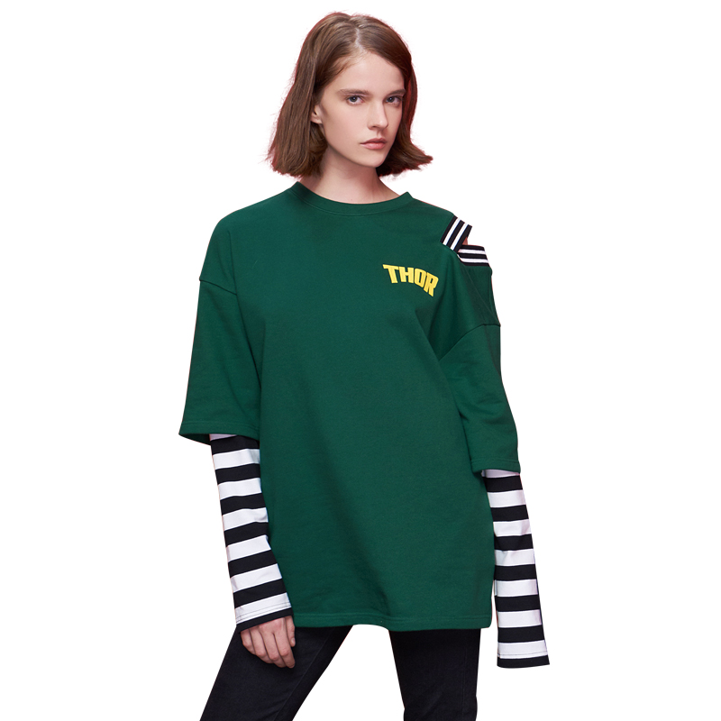 初语圆领字母印花拼接条纹假两件中长款套头卫衣女