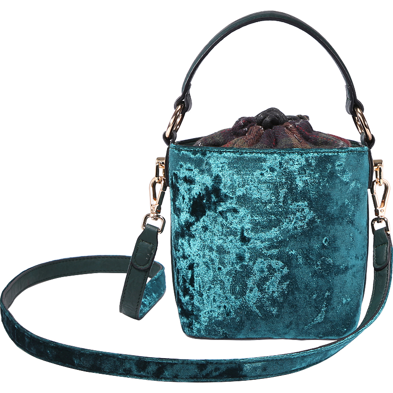 2019秋冬潮款丝绒包包女韩版百搭水桶包单肩斜挎包