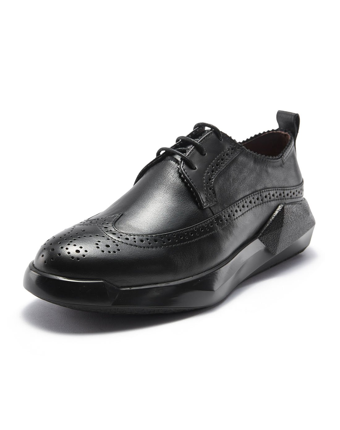 维界鞋底出众 新款牛皮布洛克商务休闲鞋