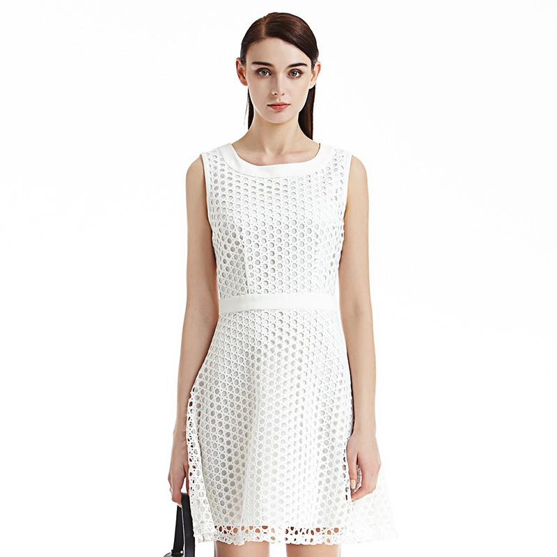 EITIE爱特爱商场同款夏季新款纯色圆形镂空无袖修身连衣裙女