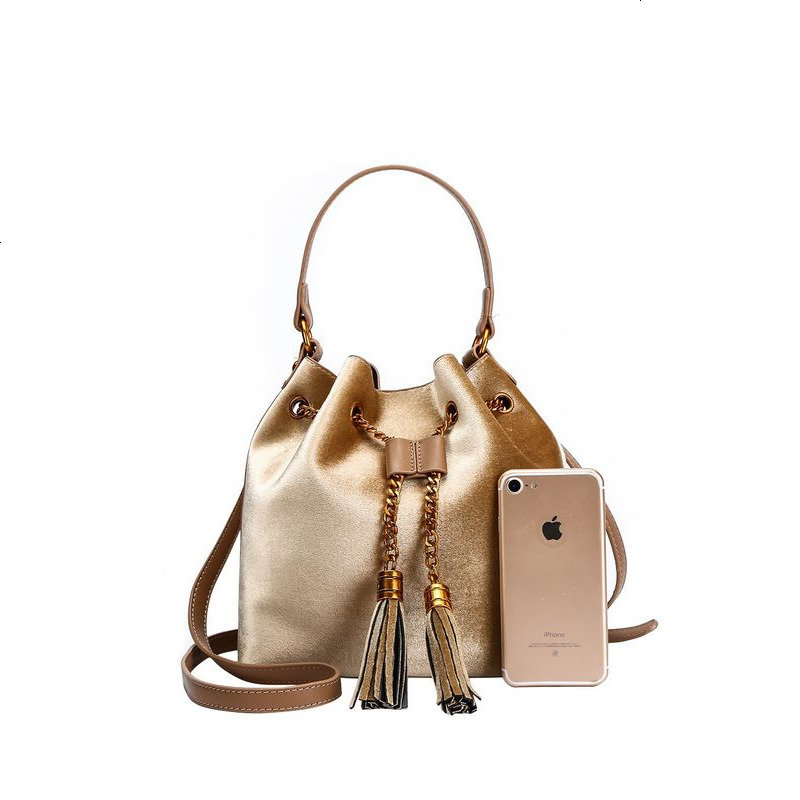 2018时尚百搭女包秋冬新款水桶包丝绒链条斜跨包抽绳流苏单肩包