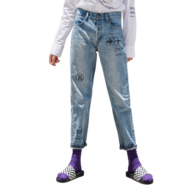 UNIFREE2018秋季新款女时尚标示满印九分直筒休闲牛仔裤UH183P049