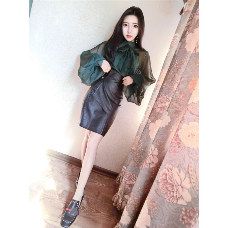 2018秋装韩版新款时尚灯笼袖蝴蝶结雪纺衫+不规则高腰皮裙套装女