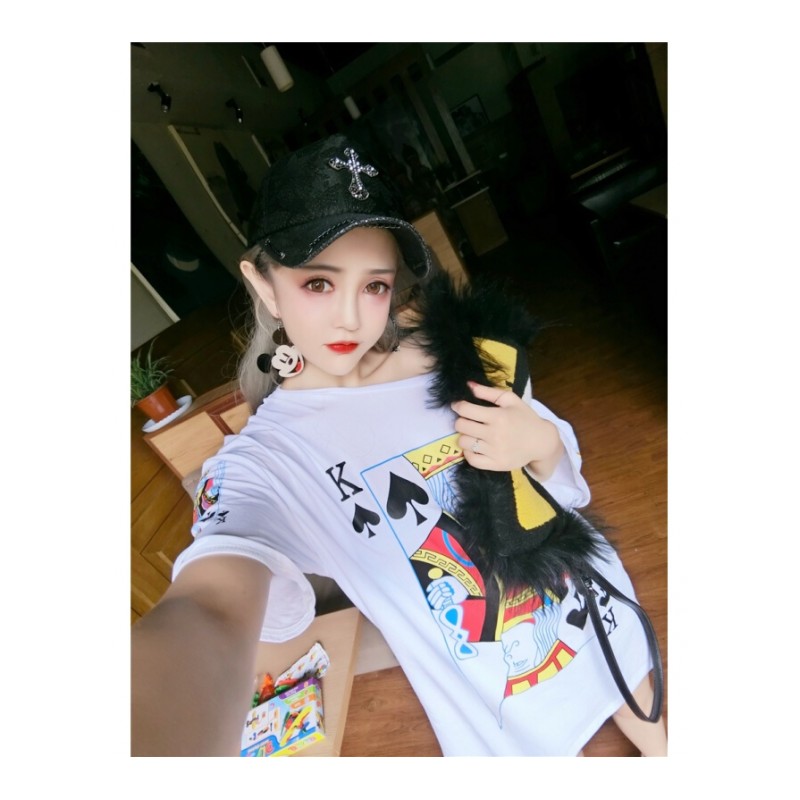 2018夏装韩版新款时尚扑克牌印花图案宽松短袖中长款露肩T恤上衣 白色 均码