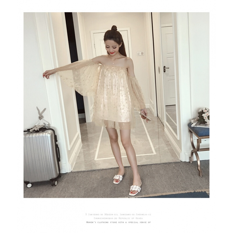 2018夏季新款女时尚性感一字领露肩喇叭袖星星印花宽松网纱连衣裙杏色