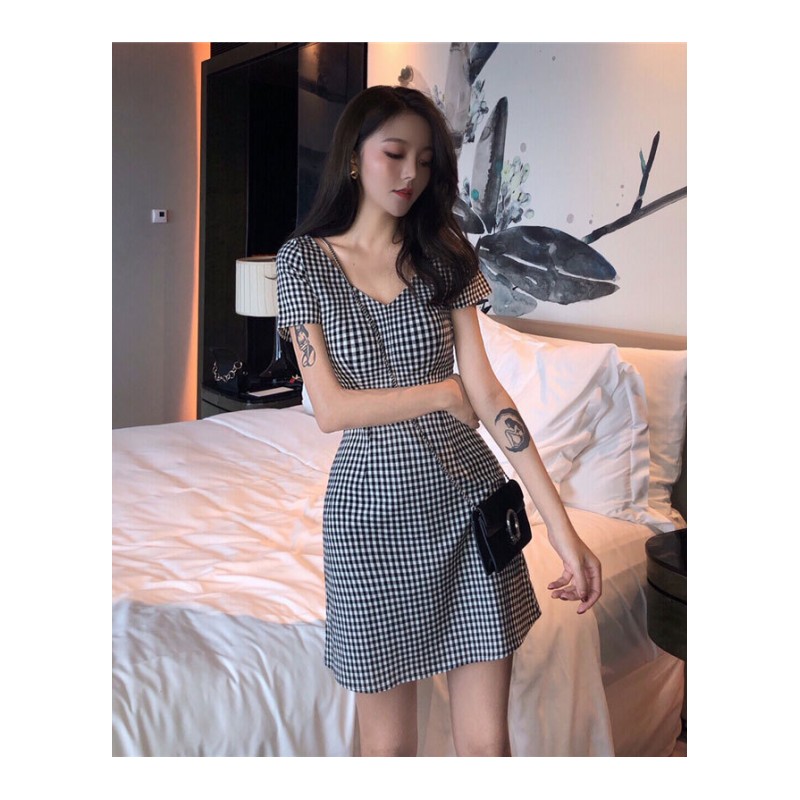 2018夏新款女装韩版心机初恋冷淡风裙子复古设计感格子v领连衣裙黑色