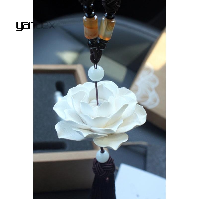 适用于汽车挂件车内挂饰潮保平安车载香水高档创意摆件饰品男女车上坠