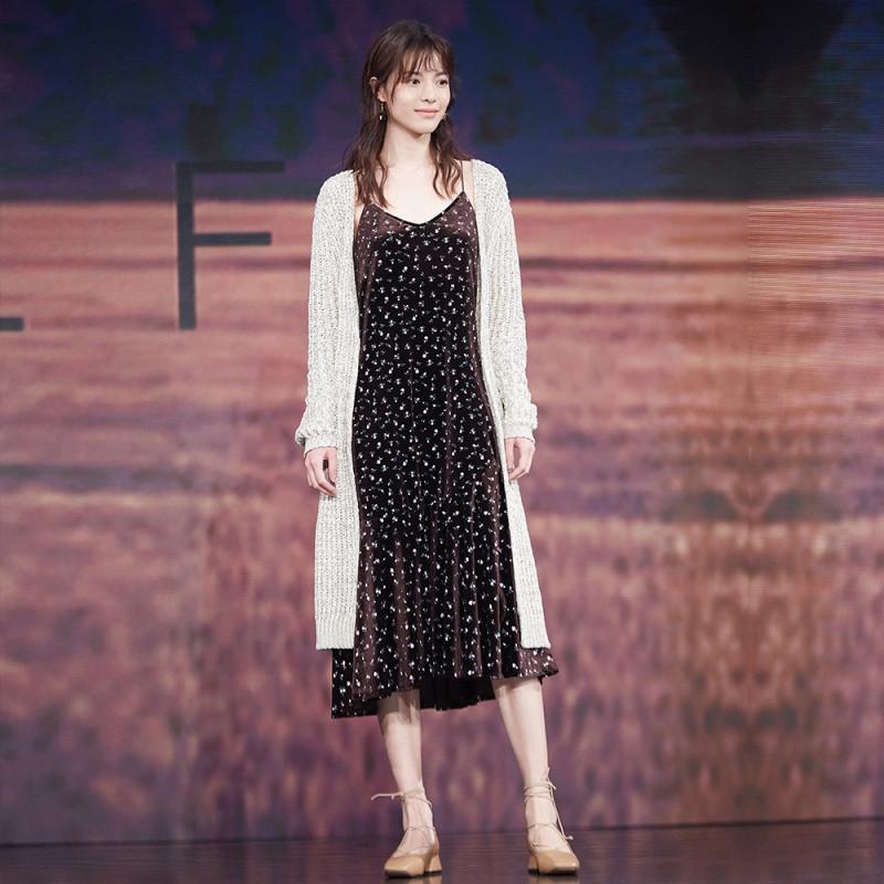 美特斯邦威连衣裙女秋中长款半高领复古印花裙子钟楚曦14950