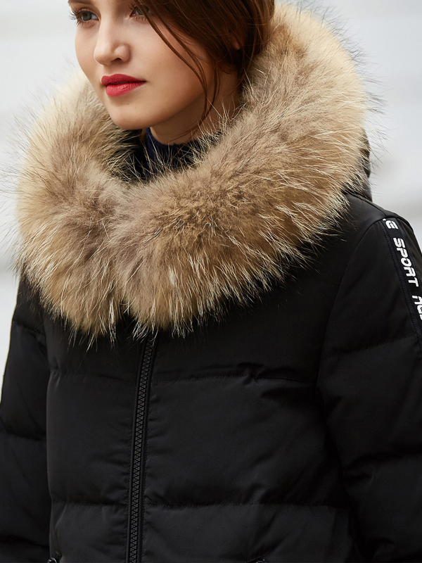 波司登BOSIDENG女士冬季常规款个性通勤简约加长款毛条保暖气质羽绒服 女B1601540