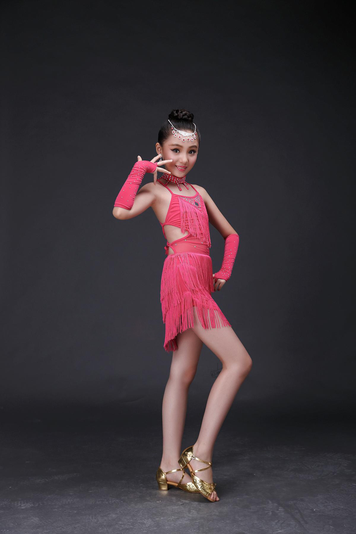16小女孩跳拉丁舞 裙子图片