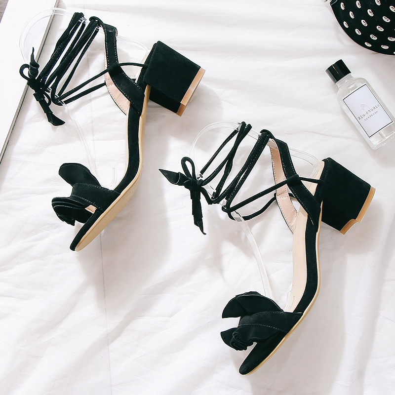 品点2017夏新款欧美花朵系带一字带中跟粗跟绑带凉鞋女鞋