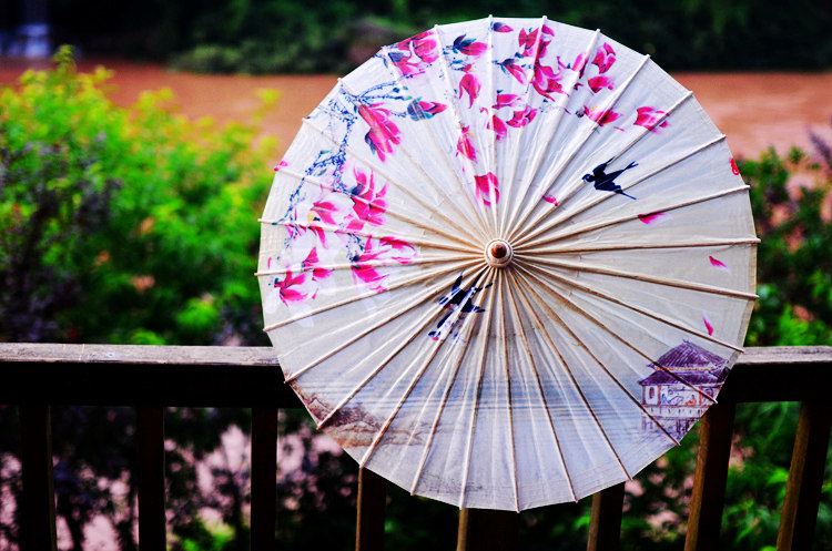 油纸伞是中华民族传统的日用雨伞,使用历史已有1000多年.