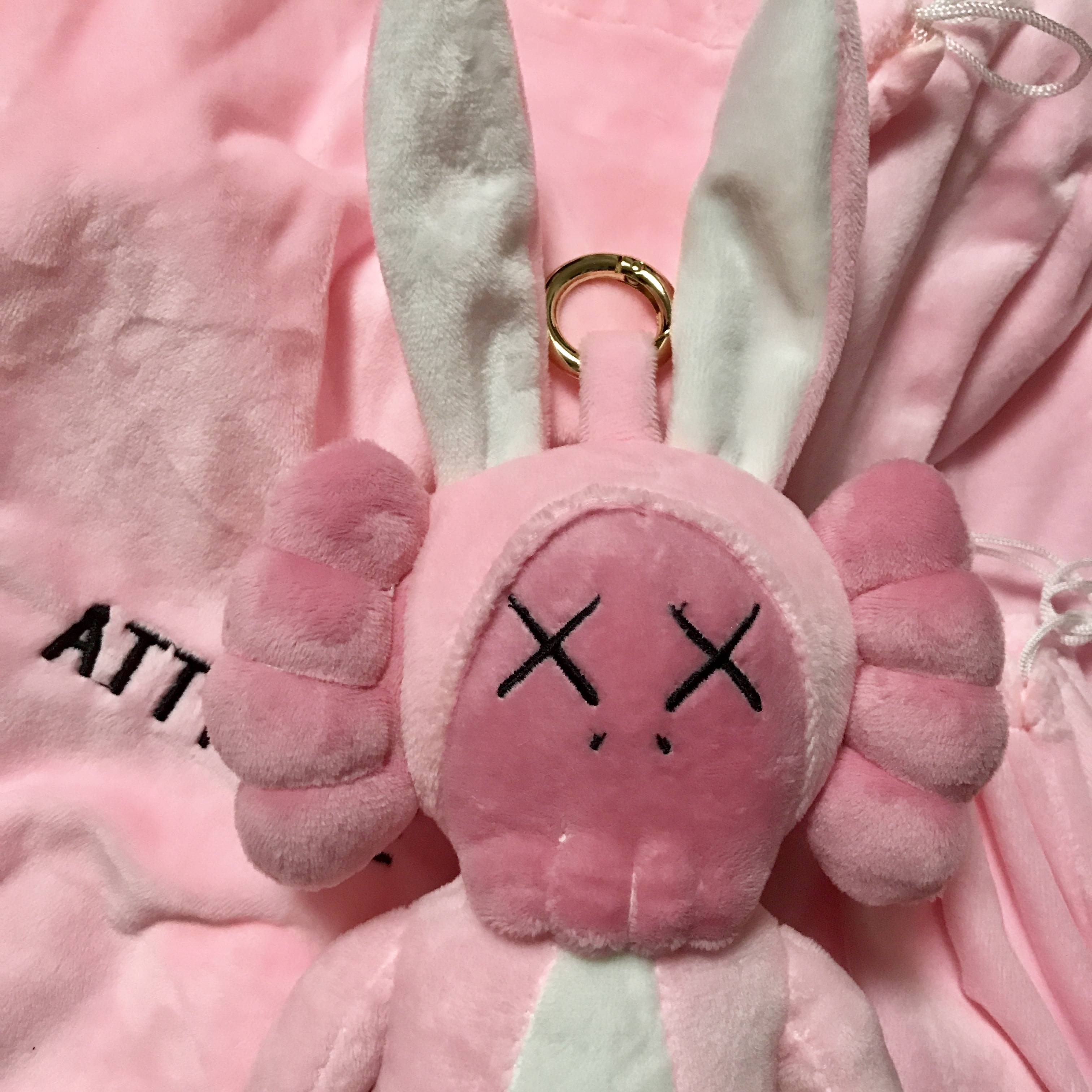 正品xiiz x kaws original 毛绒公仔充电宝 可上飞机便携粉色少女
