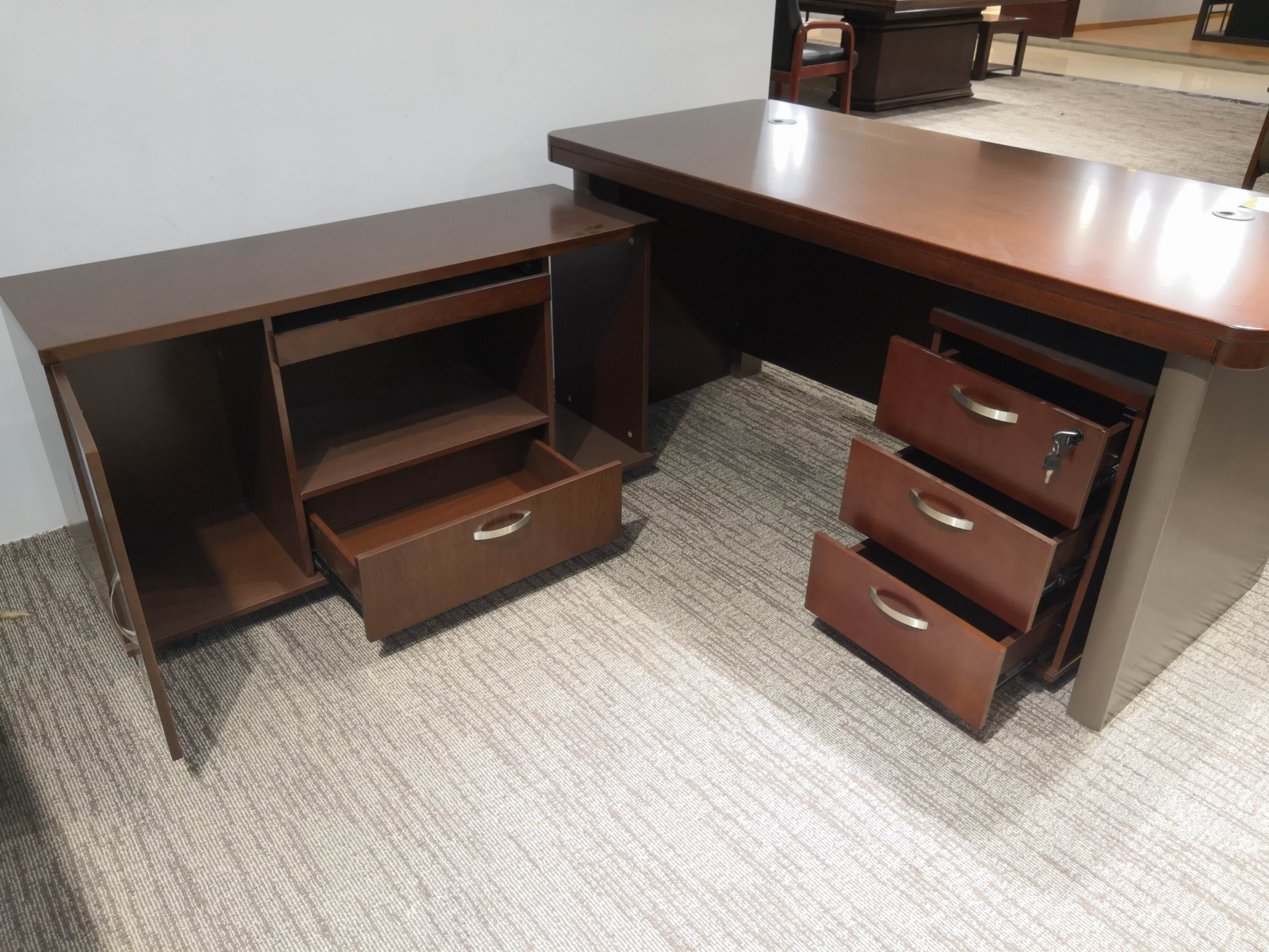 东原办公桌办公家具老板桌班台胡桃色l6618b