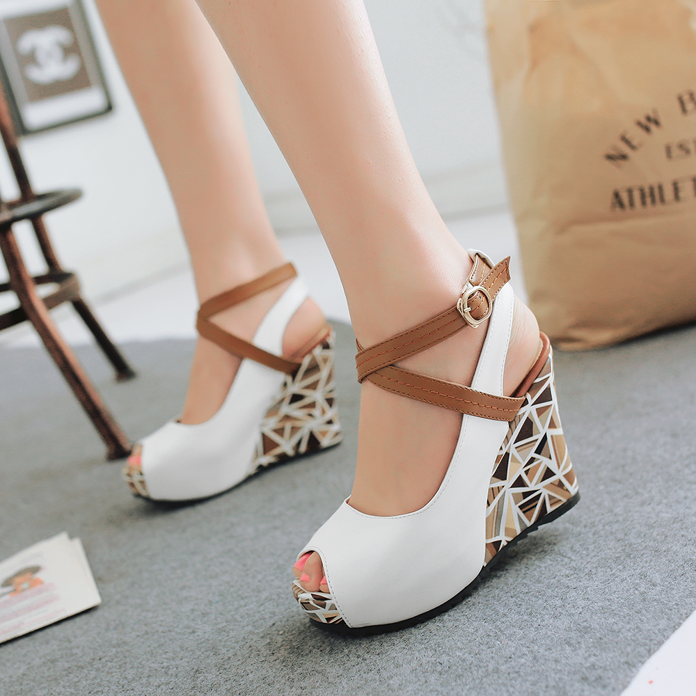 薇姬桑妮春夏新款交叉扣带厚底鱼嘴鞋防水台高跟女鞋大码坡跟凉鞋女