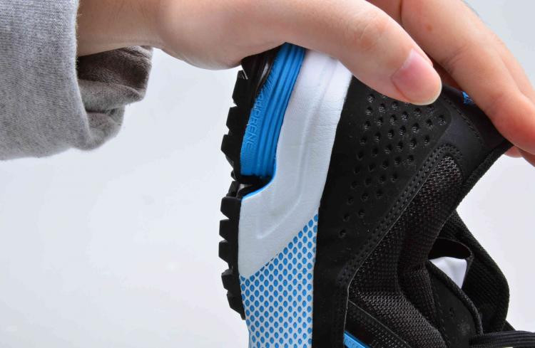 鞋底碎钉运用的是adiwear材质,这种搞耐磨橡胶制成的大底,能够延长这