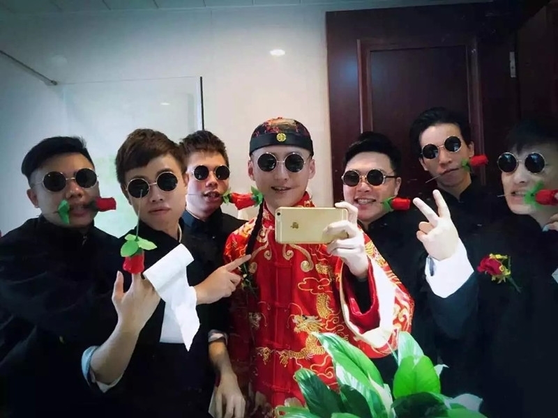 薇姬桑妮中式结婚礼服伴郎伴娘服男士长衫长袍大褂民国古装相声兄弟团