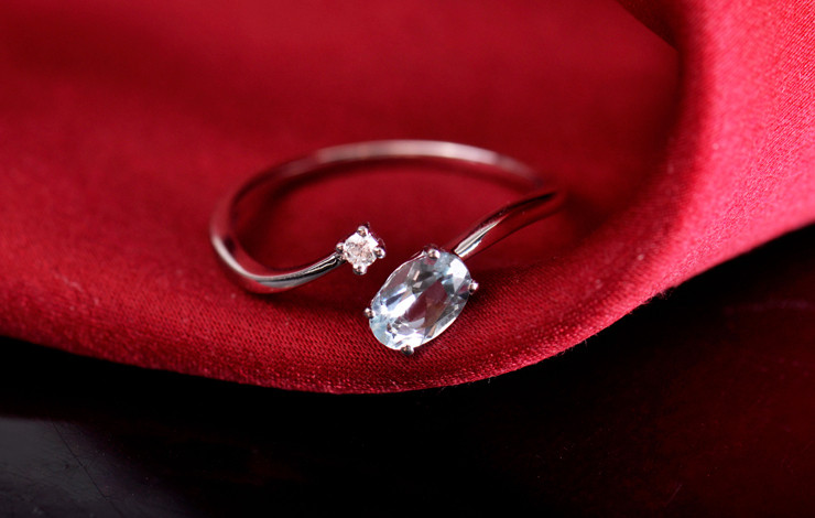 梦克拉mkela 18k金托帕石钻石戒指 蓝梦缘 椭圆形蓝黄玉钻戒 女士