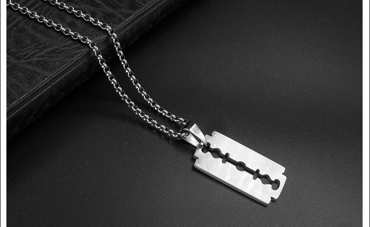 钛钢项链刀片造型坠男款女款锁骨链首饰品送女朋友七夕情人节礼物