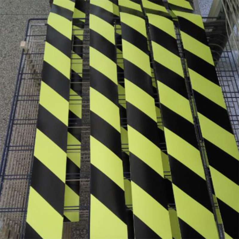 路明luming21189耐磨pvc发光膜黄黑相间警示线10cm25m卷带耐磨层