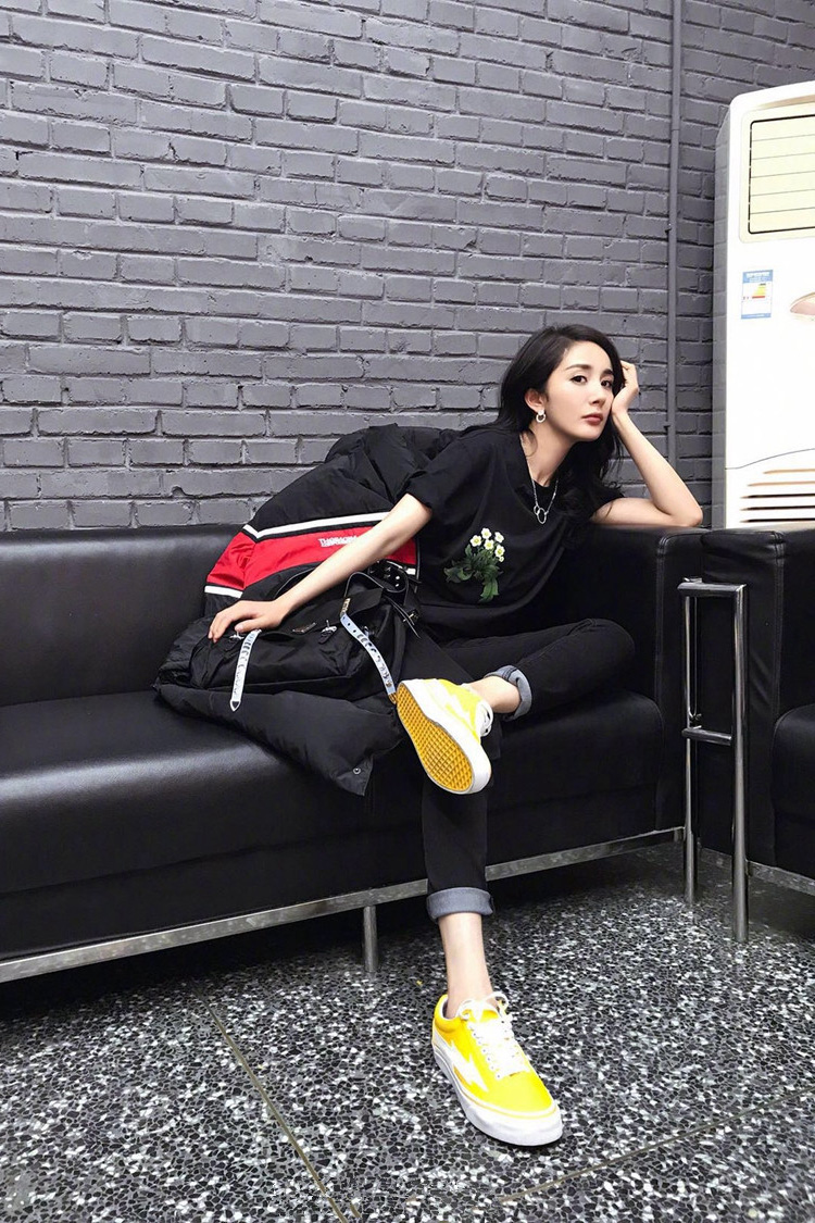 2018早春新款杨幂同款明星花朵狐狸印花黑色短袖t恤女宽松纯棉潮