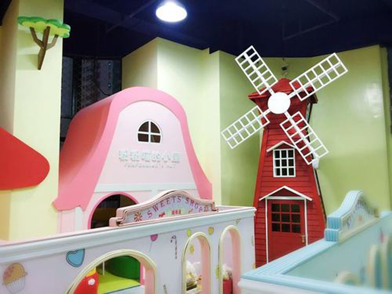 一系列的游乐设施加强了宝宝们肢体动感能力及感官思维能力的训练