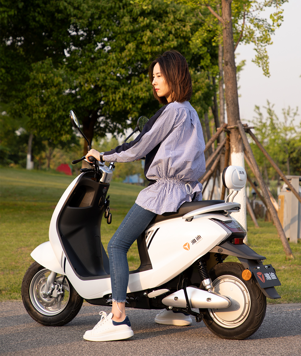 雅迪时尚踏板男女代步电动轻便电动车