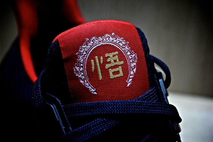 鞋身辅以黑色的支撑框架,红色的内衬则凸显了中国新年氛围,颇为特别的