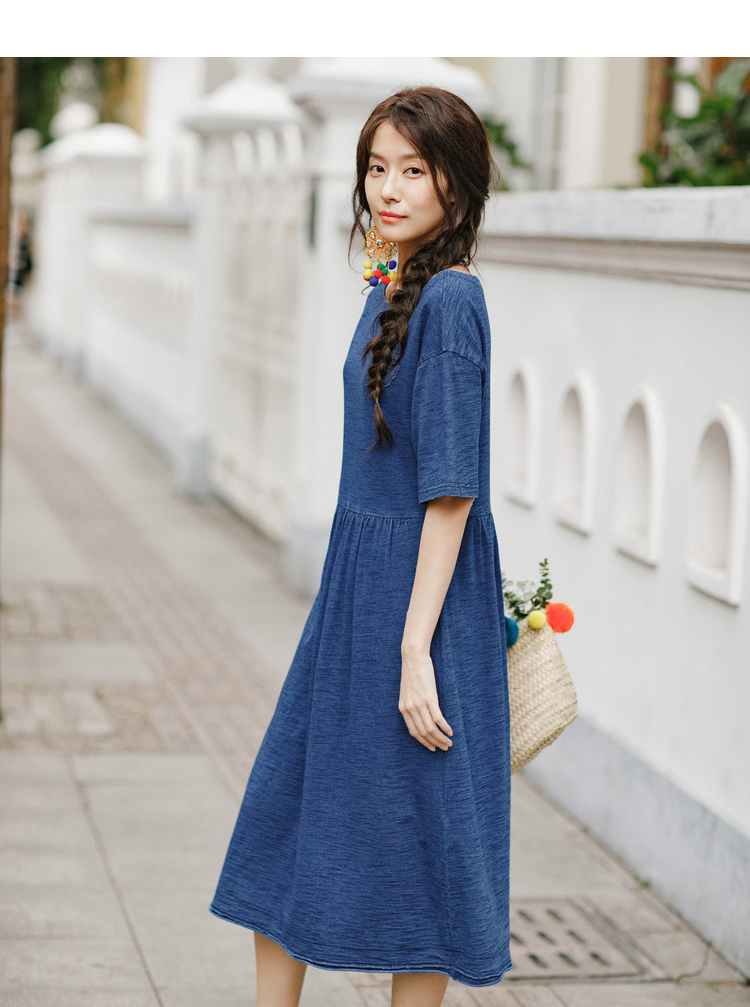 茵曼春季新款圆领修身宽松中袖皱褶腰宝蓝色纯棉连衣裙中长裙