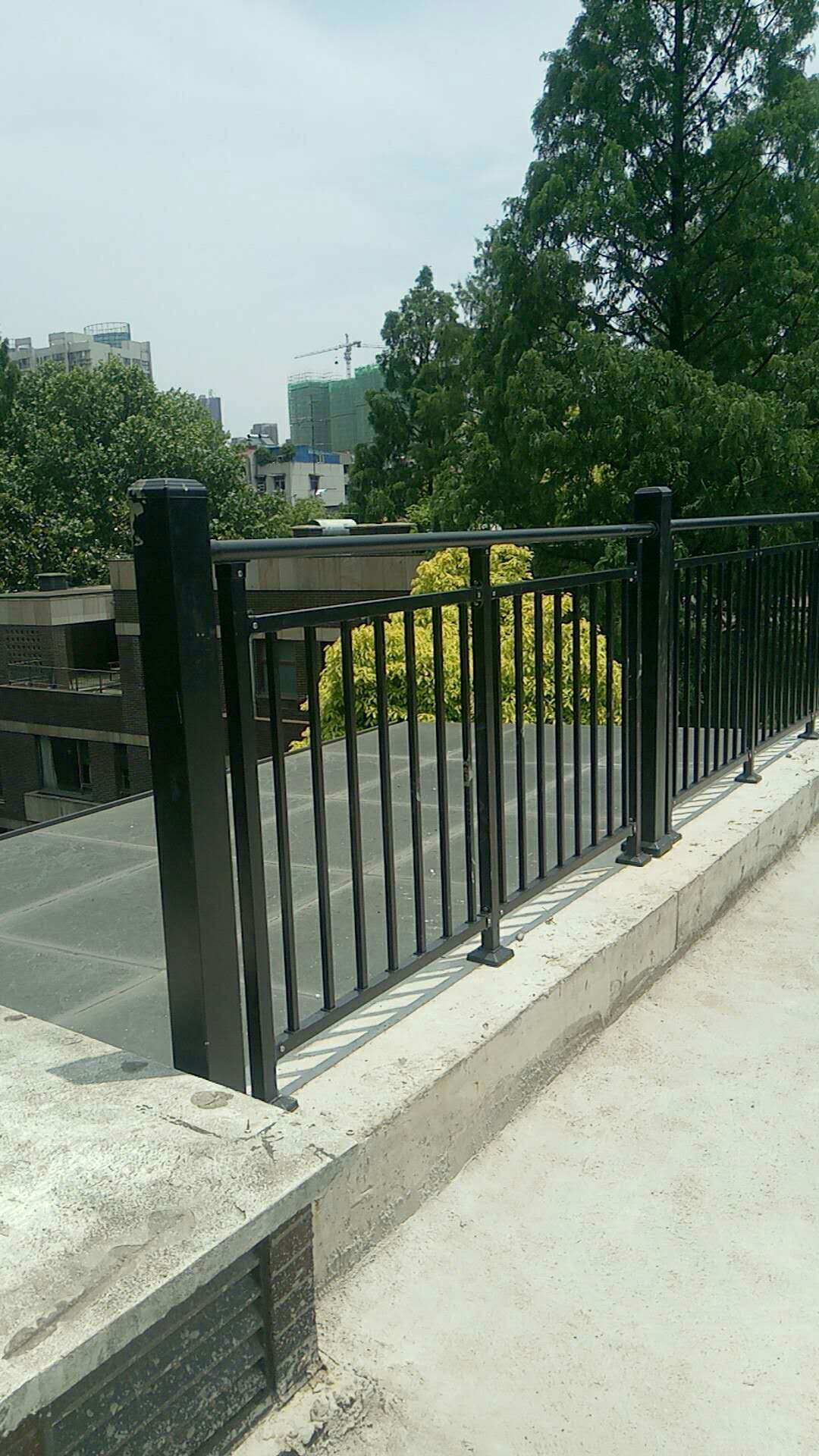 阳台护栏镀锌钢飘窗护栏家用欧式铁艺楼梯扶手栏杆室外围栏可定制图片