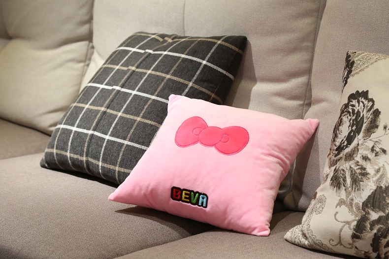 贝瓦超柔短毛绒海绵抱枕 粉色蝴蝶结款