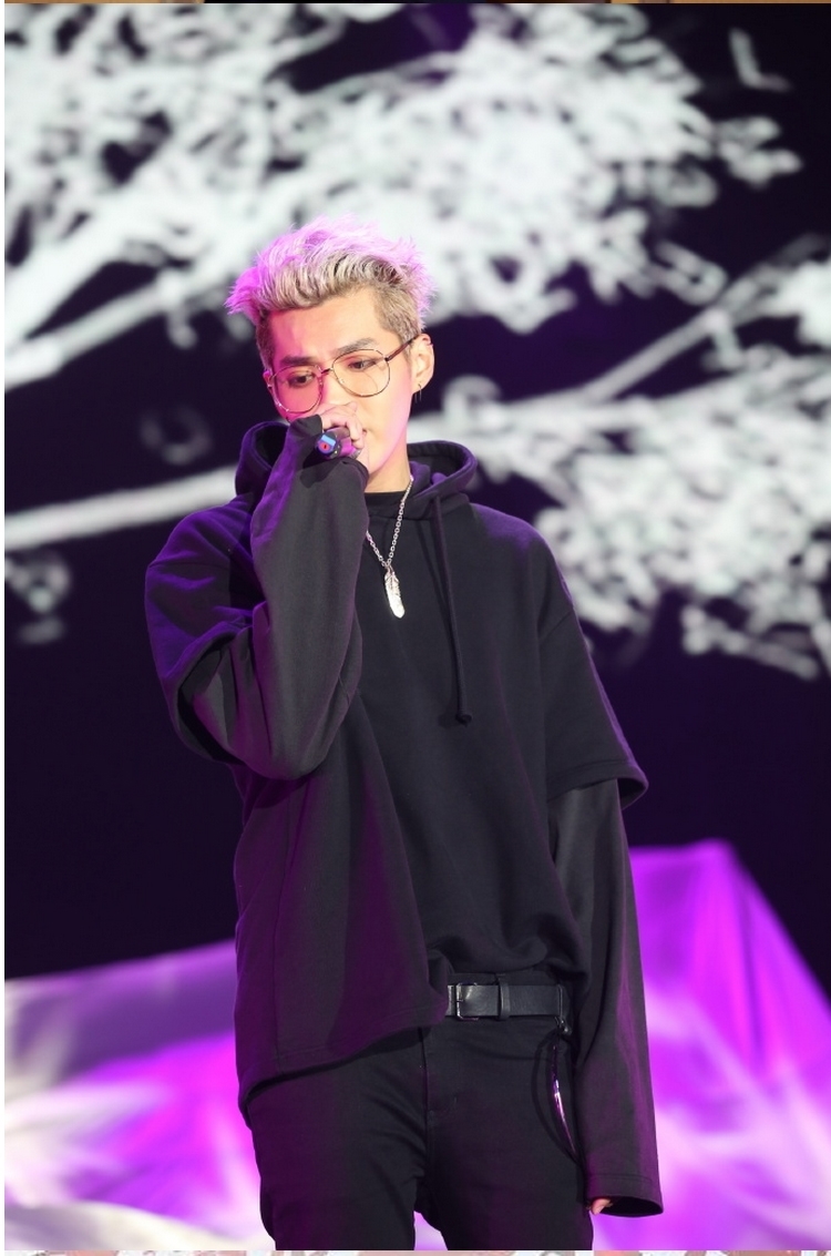 薇姬桑妮exo吴亦凡同款卫衣时尚芭莎黑色假两件连帽宽松男女情侣外套