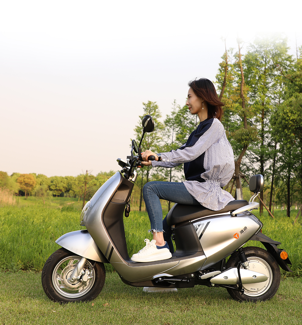 雅迪时尚踏板男女代步电动轻便电动车